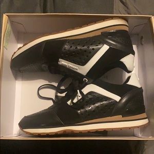 MICHEAL KORS WOMEN SNEAKERS BLACK AND WHITE 10M